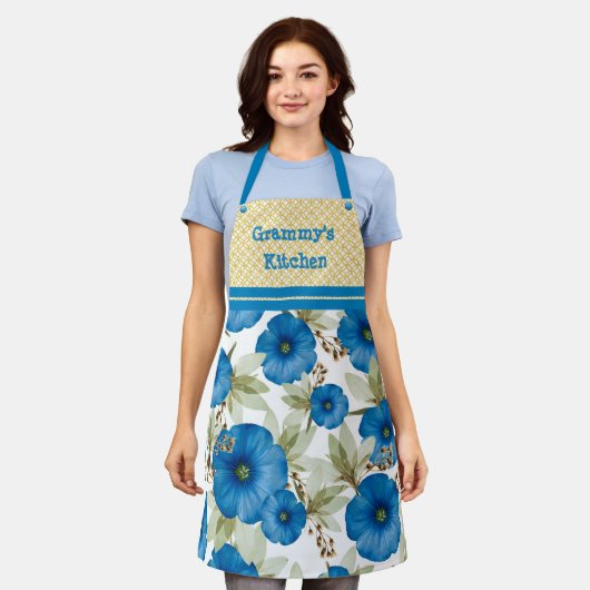 グラミーのキッチン - 青い花柄と黄色の模様 エプロン (着用した状態)