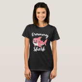 グラミーシャーク母の日おばあちゃん面白い Tシャツ (正面フル)