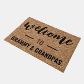 グラミー&グランパスへようこそパーソナライズされた ドアマット (アングル)