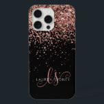 グラムバラ金ゴールドグリッターエレガントモノグラム iPhone 15 PRO MAXケース<br><div class="desc">Glamバラ金ゴールドエレガントグリッターモノグラムiPhoneケース。簡単にカスタマイズこのトレンディーシックな電話ケースデザインエレガントは、バラ金ゴールドきらめくグリッターを黒い背景に搭載。このデザインは、渦巻きと名前を持つ手書きかわいらしスクリプトモノグラムを特徴とする。</div>