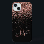 グラムバラ金ゴールドグリッターエレガントモノグラム iPhone 15 PLUSケース<br><div class="desc">Glamバラ金ゴールドエレガントグリッターモノグラムiPhoneケース。簡単にカスタマイズこのトレンディーシックな電話ケースデザインエレガントは、バラ金ゴールドきらめくグリッターを黒い背景に搭載。このデザインは、渦巻きと名前を持つ手書きかわいらしスクリプトモノグラムを特徴とする。</div>