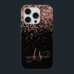 グラムバラ金ゴールドグリッターエレガントモノグラム iPhone 15 PROケース<br><div class="desc">Glamバラ金ゴールドエレガントグリッターモノグラムiPhoneケース。簡単にカスタマイズこのトレンディーシックな電話ケースデザインエレガントは、バラ金ゴールドきらめくグリッターを黒い背景に搭載。このデザインは、渦巻きと名前を持つ手書きかわいらしスクリプトモノグラムを特徴とする。</div>