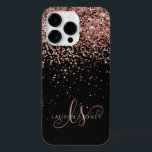 グラムバラ金ゴールドグリッターエレガントモノグラム iPhone 14 PRO MAXケース<br><div class="desc">Glamバラ金ゴールドエレガントグリッターモノグラムiPhoneケース。簡単にカスタマイズこのトレンディーシックな電話ケースデザインエレガントは、バラ金ゴールドきらめくグリッターを黒い背景に搭載。このデザインは、渦巻きと名前を持つ手書きかわいらしスクリプトモノグラムを特徴とする。</div>