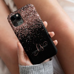 グラムバラ金ゴールドグリッターエレガントモノグラム iPhone 14 PLUSケース<br><div class="desc">Glamバラ金ゴールドエレガントグリッターモノグラムiPhoneケース。簡単にカスタマイズこのトレンディーシックな電話ケースデザインエレガントは、バラ金ゴールドきらめくグリッターを黒い背景に搭載。このデザインは、渦巻きと名前を持つ手書きかわいらしスクリプトモノグラムを特徴とする。</div>
