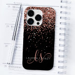 グラムバラ金ゴールドグリッターモノエレガントグラム Case-Mate iPhone 14 PROケース<br><div class="desc">Glamバラ金ゴールドグリッターエレガントMonogram iPhone Case。黒い背景にトレンディー金ゴールドデザインを使用した、このバラシックな電話ケースグリッターを簡単にカきらめくスタマイズできます。このデザインには、渦巻きと名前を持つ手書きのスクリプかわいらしト・モノグラムが表示されます。</div>