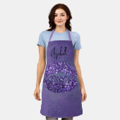 グラムパープルグリッモダンタリーキスリップスティックインプリント エプロン (着用した状態)