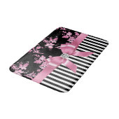 グラムピンクボウ – ピンクステンシルピンチ白黒ピンストライプ バスマット (アングル)