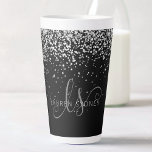 グラムブラックシルバーグリッターグラムモノグラム名 カフェラテマグ<br><div class="desc">グラムブラックシルバーグリッターエレガントモノグラムラテマグカップ。ブラックの背景に銀のグリッターを搭載したトレンディーシックなラテマきらめくグデザインを簡単にパーソナライズ。このデザインは、あなたの手書きスクリプトかわいらしモノグラムと渦巻き旋回とあなたの名前を特徴とする。</div>