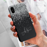 グラムブラックシルバーグリッターモノグラム名 iPhone 13ケース<br><div class="desc">グラムブラックシルバーグリッターエレガントモノグラムiPhoneケース。ブラックの背景に銀のグリッターを搭載したトレンディーシックな電話エレガントケースきらめくデザインを簡単にパーソナライズ。このデザインは、渦巻きと名前を持つ手書きかわいらしスクリプトモノグラムを特徴とする。</div>