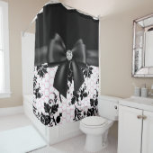 グラムブラックボウ – ブラックステンシルホワイトピンク シャワーカーテン (インサイチュ)