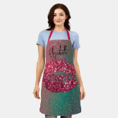 グラムレッドモダングリタリーキスリップスティックのインプリント エプロン (着用した状態)