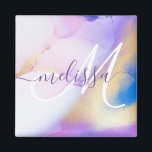 グラム薄紫金ゴールド絵を描抽象芸術エレガントモノグラム マグネット<br><div class="desc">この魅力的なスタイル抽象芸術薄紫水の色を簡単絵を描にパーソナライズしフェイクて、あなたの詳細と金ゴールドスプレー背景カスタムをスプレー。</div>