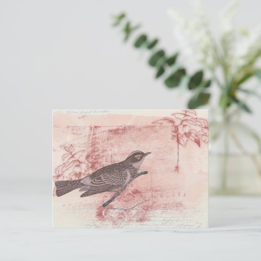 グランジで芸術的な手紙愛を引いているロマンチックな鳥 ポストカード (スタンド正面)