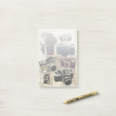 グランジなカメラマンの写真撮影のヴィンテージのカメラ ポストイット (デスク上)