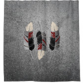 グランジな灰色の灰色、あずき色及びクリーム色の羽のデザイン シャワーカーテン (正面)