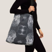 グランジな黒い灰色のスカル クロスボディバッグ (クローズアップ)