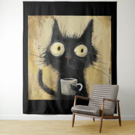 グランジブラウンの背景にコーヒーを持ったイライラした黒猫 タペストリー