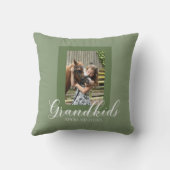 グランドキッズここで甘やかされたグランドペアレント写真テンプレート クッション (裏面)