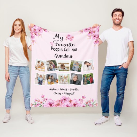グランドキッズの名前と写真を持ったおばあちゃん |ピンクの花 フリースブランケット (インサイチュ)
