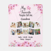 グランドキッズの名前と写真を持ったおばあちゃん |ピンクの花 フリースブランケット (正面)