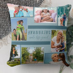 グランドキッズMake Life Grand 8 Photo Collage Blue クッション<br><div class="desc">スタイリッシュ装飾用クッションとカスタム写真コラージュと祖父母のための引用文。デザインは枕の両側に印刷され、自分の写真の8の特徴。引用文は手書き文字です読と「孫は人生を壮大にする」。写真テンプレートは、上から始めて時計回りに写真を追加するように設定されている。色の組み合わせは2トーンブルーで、ホーム伝統的デココンテンポラリーーに最適。私たちの店で祖父母へのパーソナライズされた贈り物を見て下さい。</div>