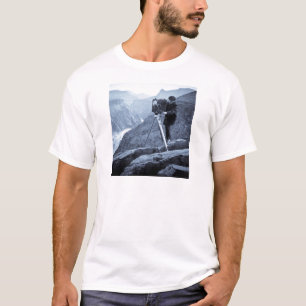 グランドキャニオンのカメラマンの大きい映画用カメラ Tシャツ