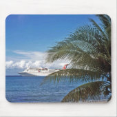 グランドケイマンでつながれるカーニバルの遊航船 マウスパッド (正面)