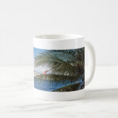 グランドケイマンの島でつながれるカーニバルの遊航船 コーヒーマグカップ (正面右)