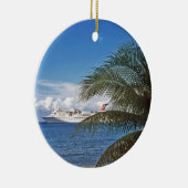 グランドケイマンの島でつながれるカーニバルの遊航船 セラミックオーナメント (右)