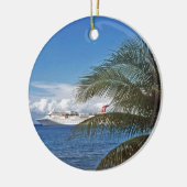 グランドケイマンの島でつながれるカーニバルの遊航船 セラミックオーナメント (左)