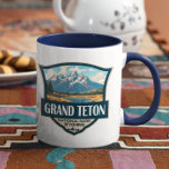 グランドテトンナショナルパークイラストレーションレトロ マグカップ<br><div class="desc">Grand Tetonベクトルアートワークデザイン。この公園には専攻のテトンレンジの山頂や、ジャクソンホールとして知られる谷の北部のほとんどの部分が含まれている。</div>
