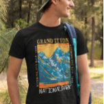 グランドテトンナショナルパークワイオミングレトロ 動揺して Tシャツ<br><div class="desc">Grand Tetonベクトルアートワークデザイン。この公園には専攻のテトンレンジの山頂や、ジャクソンホールとして知られる谷の北部のほとんどの部分が含まれている。</div>