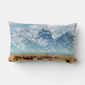 グランドテトン山脈の下のバッファロー ランバークッション (裏面)