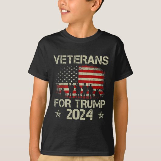 グランドパ退役軍人トランプ2024米国国旗4日 Tシャツ (正面)