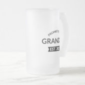 グランパエストに昇進。2025 II フロストグラスビールジョッキ (正面右)