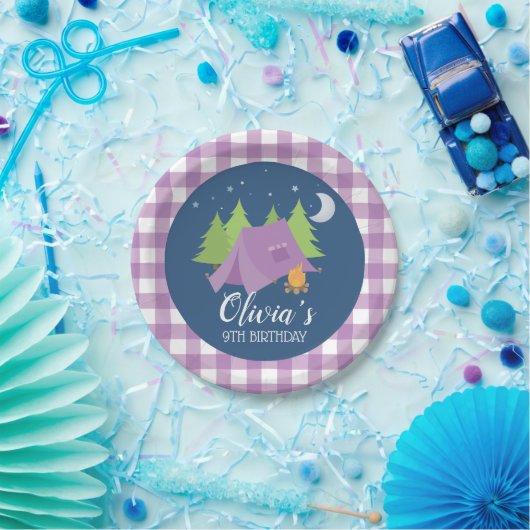 グランピングガールパープルテントキャンピングバースデーパーティー ペーパープレート (パーティー)