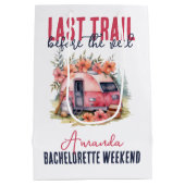 グランピング ラストトレイル ブライズメイド パーティー ウィークエンド ミディアムペーパーバッグ (裏面)