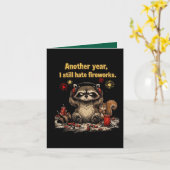  グランピーなアライグマのイライラした花火嫌いの4th of July カード (黄色い花)