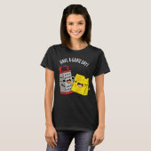 グラートデイチーズプおもしろいン黒いBGを持っている Tシャツ (正面フル)