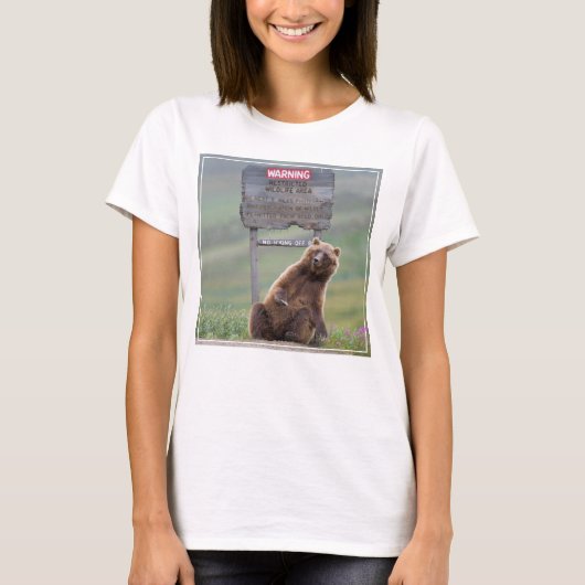 グリズリーが看板で遊ぶ Tシャツ (正面)