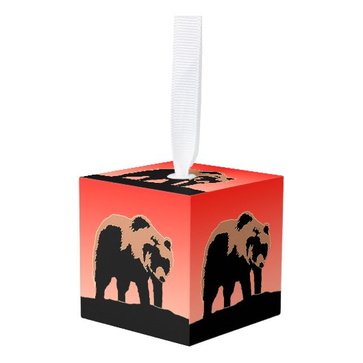 グリズリーベアーアットサンセット – オリジナルワイルドライフアート キューブオーナメント (正面アングル)