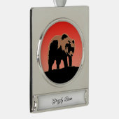 グリズリーベアーアットサンセット – オリジナルワイルドライフアート シルバープレートバナーオーナメント (右)