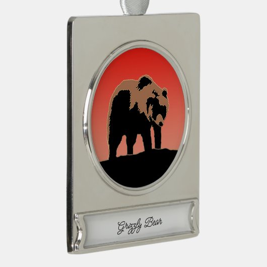 グリズリーベアーアットサンセット – オリジナルワイルドライフアート シルバープレートバナーオーナメント (右)