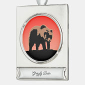 グリズリーベアーアットサンセット – オリジナルワイルドライフアート シルバープレートバナーオーナメント (左)