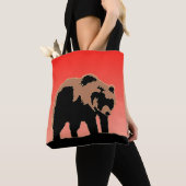 グリズリーベアーアットサンセット – オリジナルワイルドライフアート トートバッグ (クローズアップ)