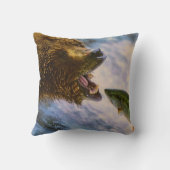 グリズリーベア捕獲鉄頭サーモン枕 クッション (裏面)