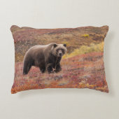 グリズリー·クマがアラスカの秋の色を通り抜ける アクセントクッション (正面)