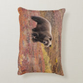 グリズリー·クマがアラスカの秋の色を通り抜ける アクセントクッション (裏面(縦))