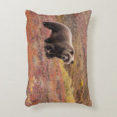 グリズリー·クマがアラスカの秋の色を通り抜ける アクセントクッション (正面(垂直))