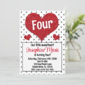 グリッタリー赤いハートスウィートアニーエイジ誕生日 招待状 (スタンド正面)